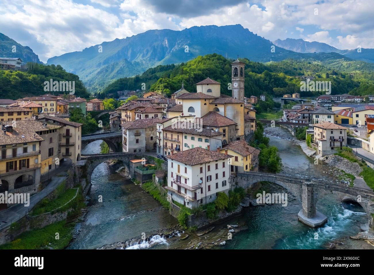 Veduta aerea della città di San Giovanni bianco, divisa da due fiumi. Provincia di Bergamo, valle della Brembana, Lombardia, Italia, Europa. Foto Stock