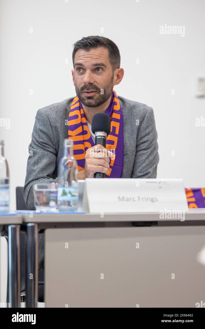 Marc Frings, Generalsekretaer des Zentralkomitees der deutschen Katholiken, waehrend der Eroeffnungspressekonferenz am 29.05.2024 zum 103. Deutschen Katholikentag a Erfurt. Der 103. Deutsche Katholikentag, der vom ZdK veranstaltet wird, ist der erste in einem ostdeutschen Bundesland nach dem 100. Deutschen Katholikentag a Lipsia 2016. Bis Sonntag werden rund 20,000 aktiv Teilnehmende erwartet. Der Katholikentag steht unter dem Leitwort Zukunft Hat der Mensch des Friedens aus Salmo 37. Siehe epd-Meldung vom 29.05.2024 SOLO PER USO EDITORIALE *** Marc Frings, Segretario generale dei Commi centrali Foto Stock