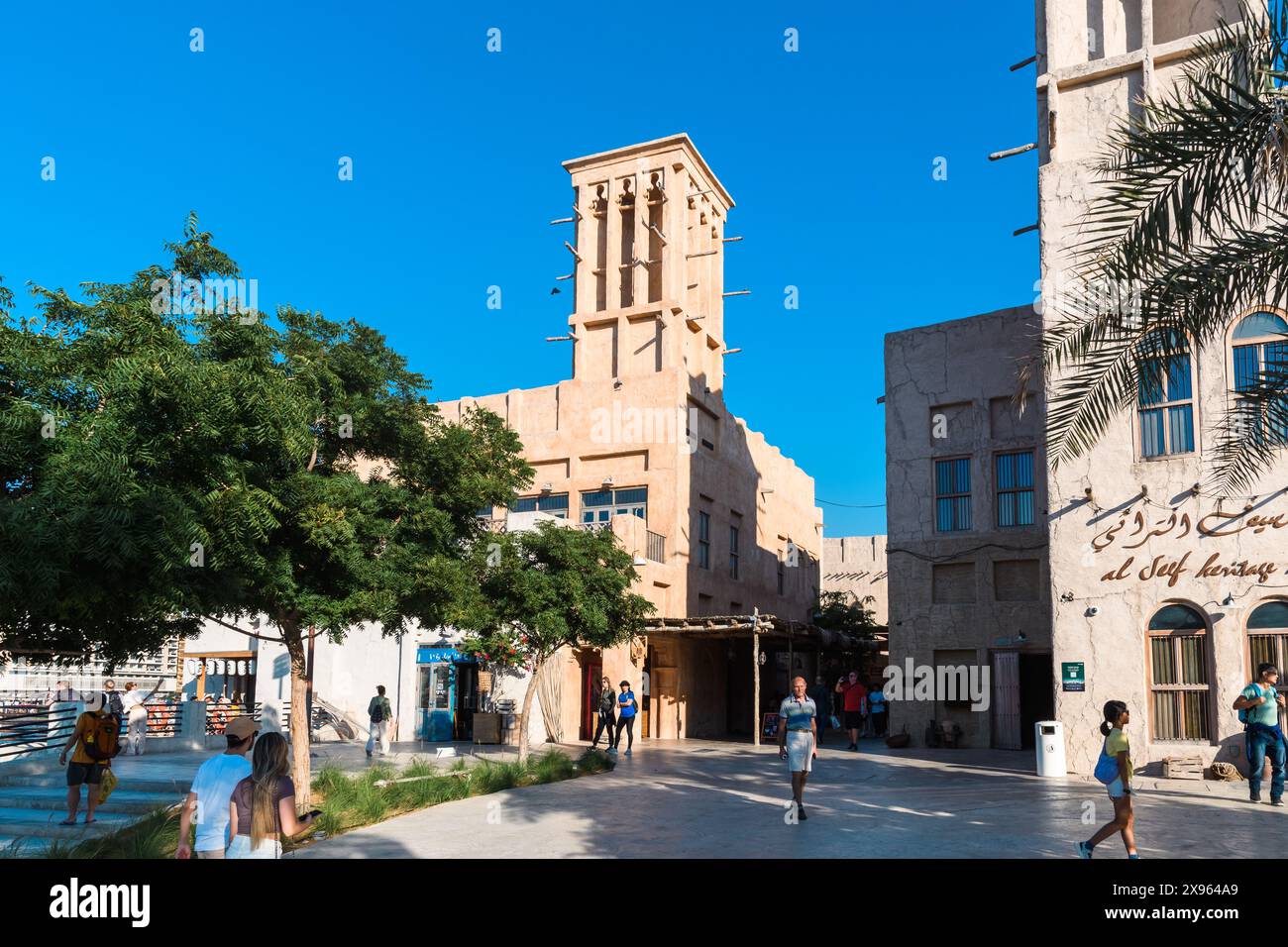 Dubai, Emirati Arabi Uniti - 6 gennaio 2024: Torri eoliche tradizionali e architettura nel quartiere storico di al Fahidi sotto cieli azzurri. Foto Stock