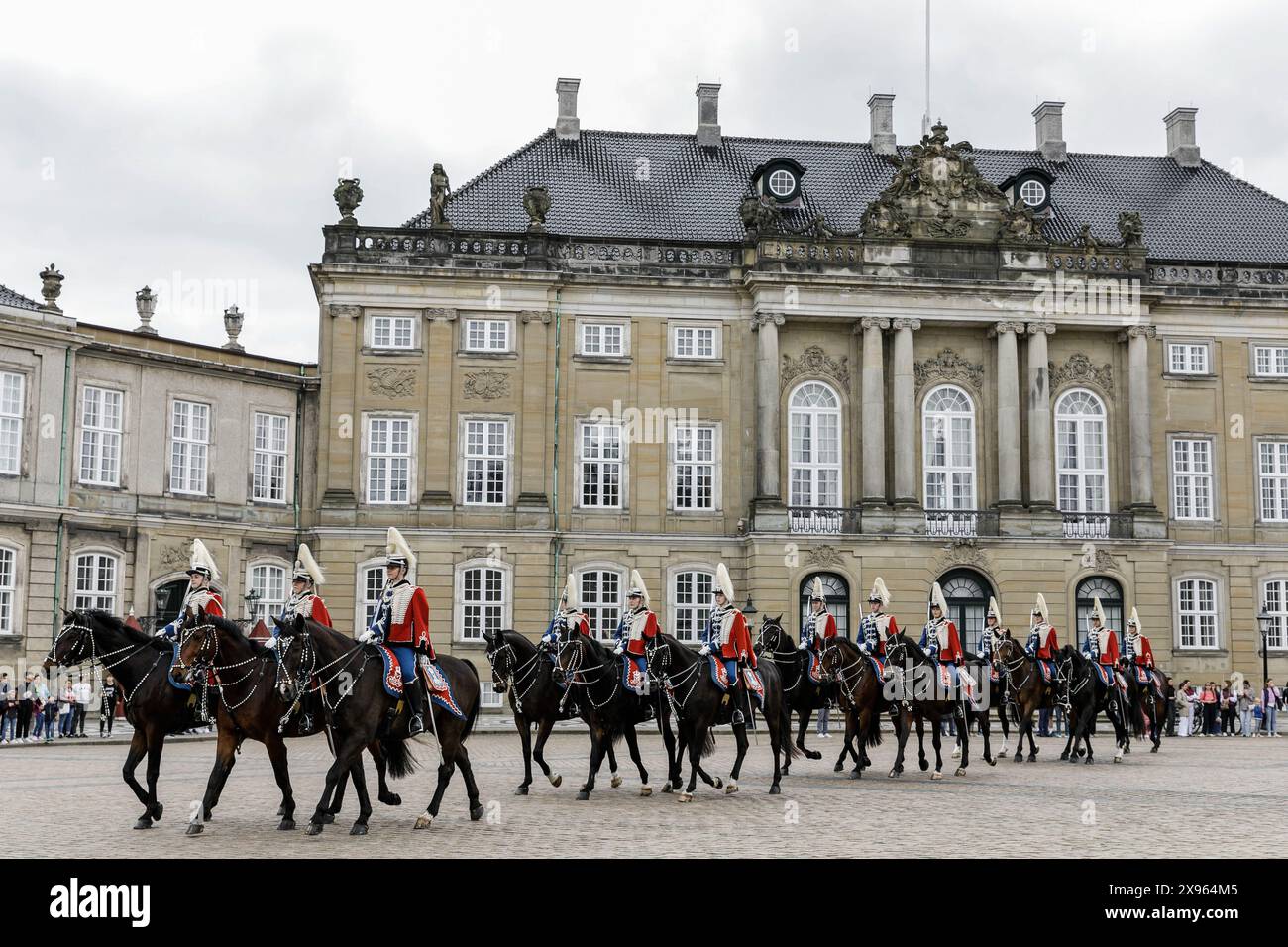 Copenaghen, Danimarca. 24 maggio 2024. La guardia d'onore si trova vicino al Palazzo di Cristiano VII in Piazza Amalienborg, nel centro di Copenaghen. Copenhagen si posiziona al quarto posto al mondo nel sondaggio sulla qualità della vita Mercer 2023. Un'economia stabile, eccellenti servizi educativi e un'elevata sicurezza sociale lo rendono attraente per la gente del posto e per i turisti. Copenaghen è anche una delle città più costose del mondo e una popolare destinazione turistica. (Foto di Volha Shukaila/SOPA Images/Sipa USA) credito: SIPA USA/Alamy Live News Foto Stock