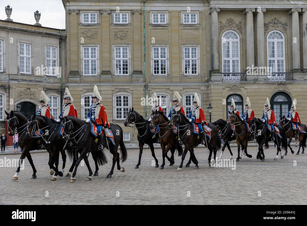 Copenaghen, Danimarca. 24 maggio 2024. La guardia d'onore si trova vicino al Palazzo di Cristiano VII in Piazza Amalienborg, nel centro di Copenaghen. Copenhagen si posiziona al quarto posto al mondo nel sondaggio sulla qualità della vita Mercer 2023. Un'economia stabile, eccellenti servizi educativi e un'elevata sicurezza sociale lo rendono attraente per la gente del posto e per i turisti. Copenaghen è anche una delle città più costose del mondo e una popolare destinazione turistica. (Foto di Volha Shukaila/SOPA Images/Sipa USA) credito: SIPA USA/Alamy Live News Foto Stock