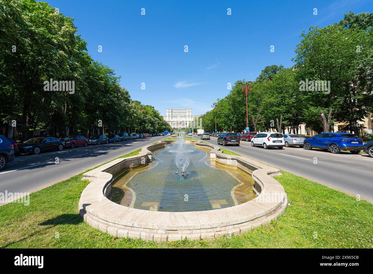 Bucarest, Romania. 24 maggio 2024. Vista delle fontane di Unirii Boulevard nel centro della città Foto Stock