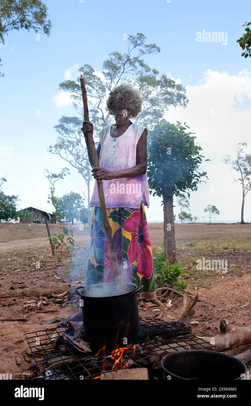 L'anziano aborigeno Yolngu mescola fronde di pandano appena tinte da utilizzare per la produzione di cesti a Nyinyikay Homeland, East Arnhem Land, Northern Territory, A. Foto Stock