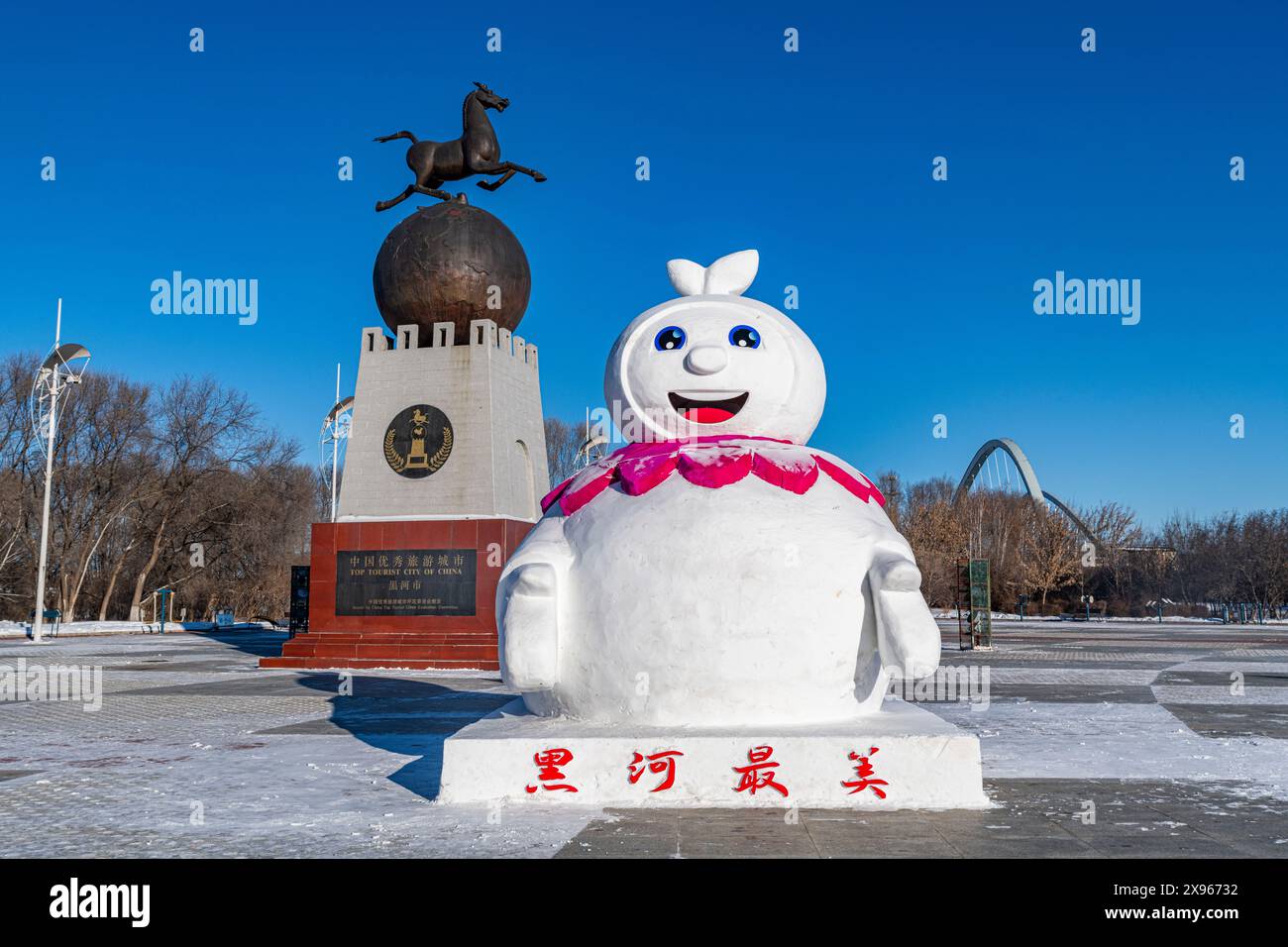Enorme uomo delle nevi sulle rive del fiume Amur, Heihe, Heilongjiang, Cina, Asia Foto Stock