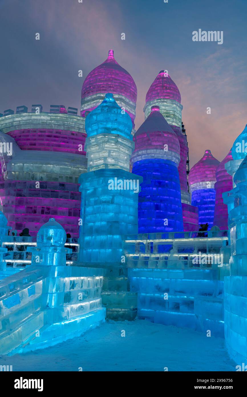 Edifici illuminati fatti di ghiaccio, Ice International Ice and Snow Sculpture Festival, Harbin, Heilongjiang, Cina, Asia Foto Stock