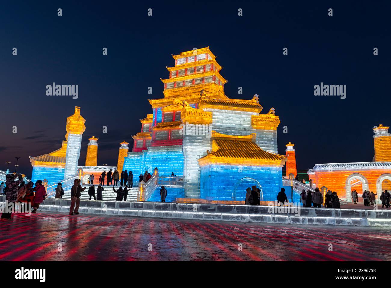 Edifici illuminati fatti di ghiaccio, Ice International Ice and Snow Sculpture Festival, Harbin, Heilongjiang, Cina, Asia Foto Stock