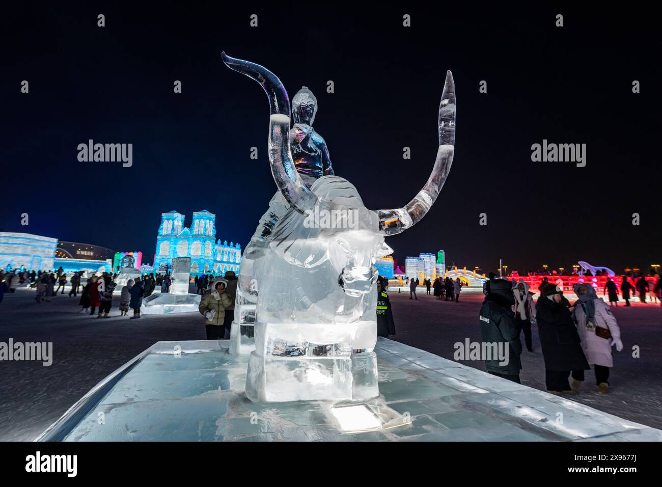 Edifici illuminati fatti di ghiaccio, Ice International Ice and Snow Sculpture Festival, Harbin, Heilongjiang, Cina, Asia Foto Stock