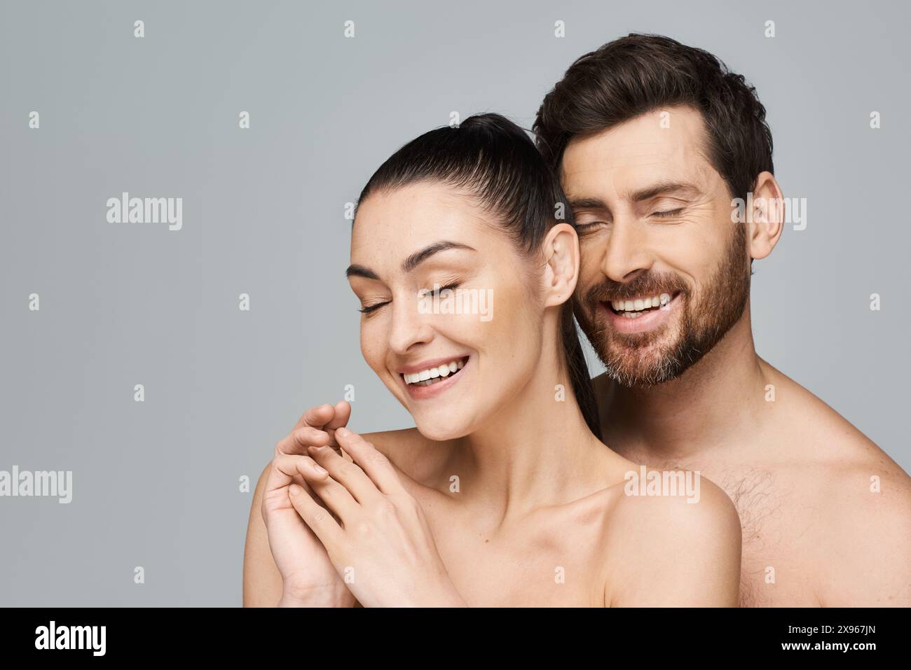 Coppia attraente che trasmette gioia. Foto Stock