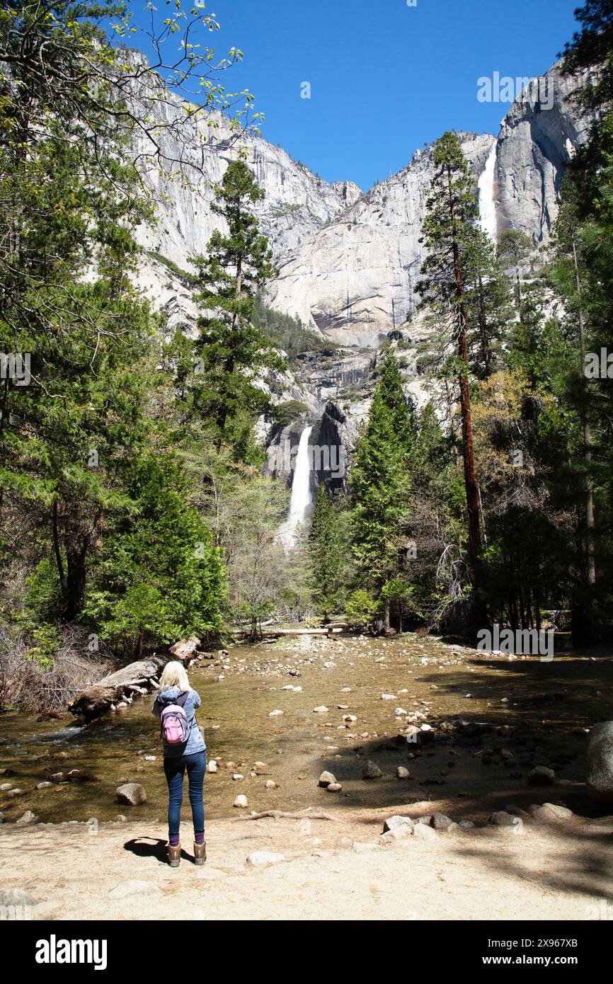 Yosemite Falls (2.425 piedi), Yosemite National Park, California, Stati Uniti Foto Stock