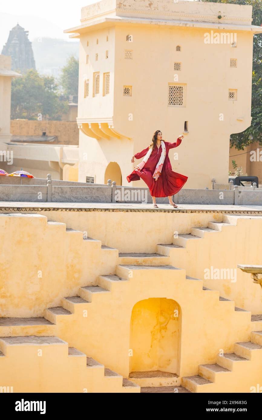 Donna in abito rosso al panna Meena ka Kund, Jaipur, Rajasthan, India, Asia Foto Stock