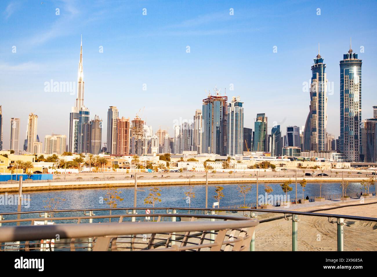 Grattacieli del centro di Dubai e Burj Khalifa, Dubai, Emirati Arabi Uniti, Medio Oriente Foto Stock