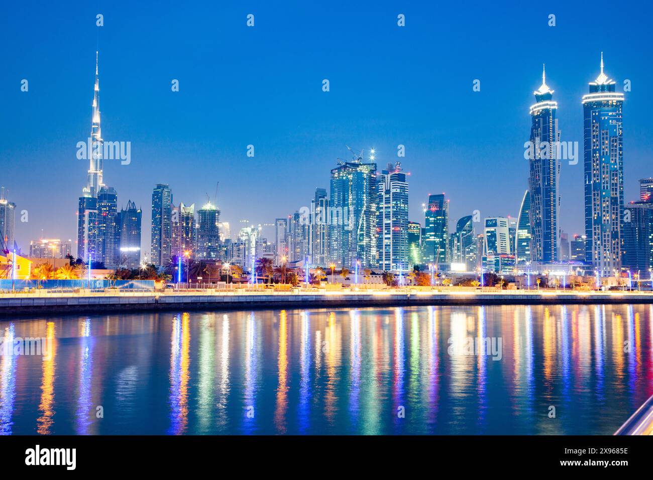 Grattacieli del centro di Dubai e Burj Khalifa, Dubai, Emirati Arabi Uniti, Medio Oriente Foto Stock