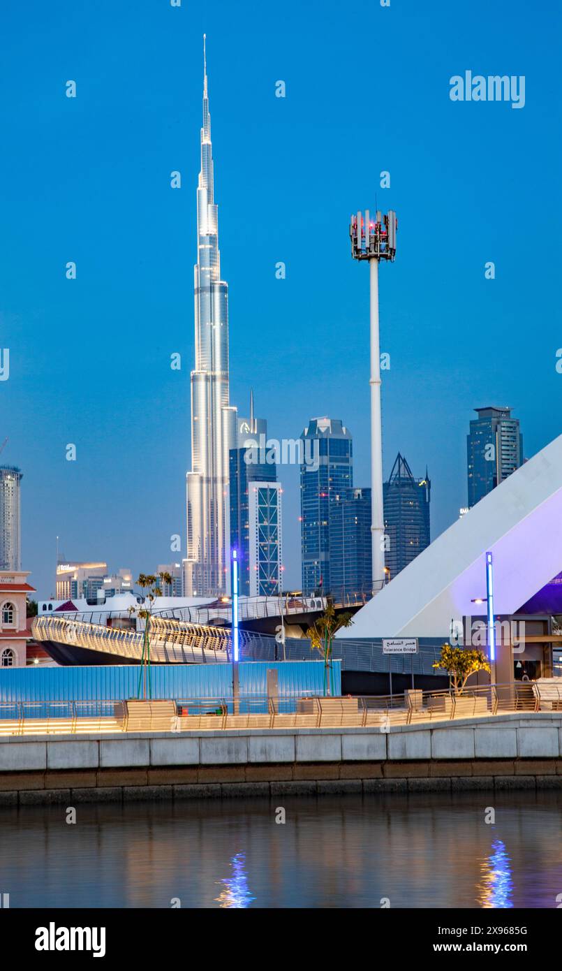 Grattacieli del centro di Dubai e Burj Khalifa, Dubai, Emirati Arabi Uniti, Medio Oriente Foto Stock