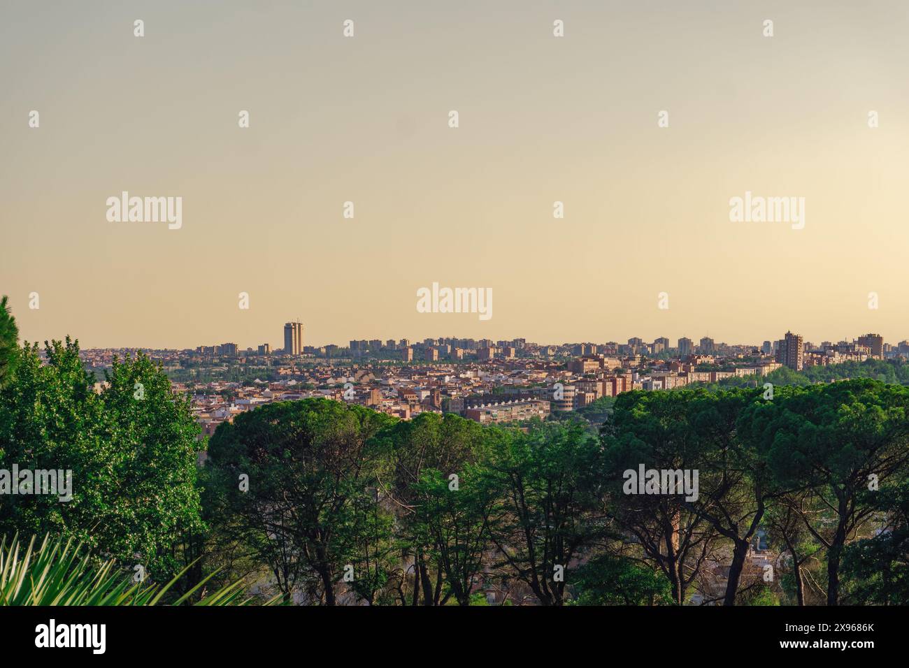 Vista panoramica dello skyline della città con calde sfumature del cielo serale che proiettano un bagliore dorato sugli edifici, Madrid, Spagna, Europa Foto Stock