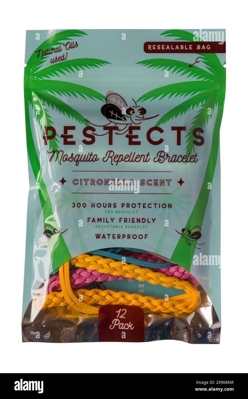 confezione di bracciali antizanzare Pestects, che offrono protezione contro le zanzare isolate su sfondo bianco Foto Stock