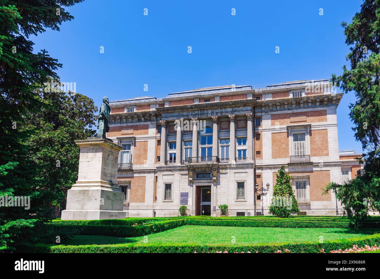 Puerta de Murillo, facciata d'ingresso laterale del Museo del Prado, con statua dell'artista Bartolome Esteban Murillo, Madrid, Spagna, Europa Foto Stock