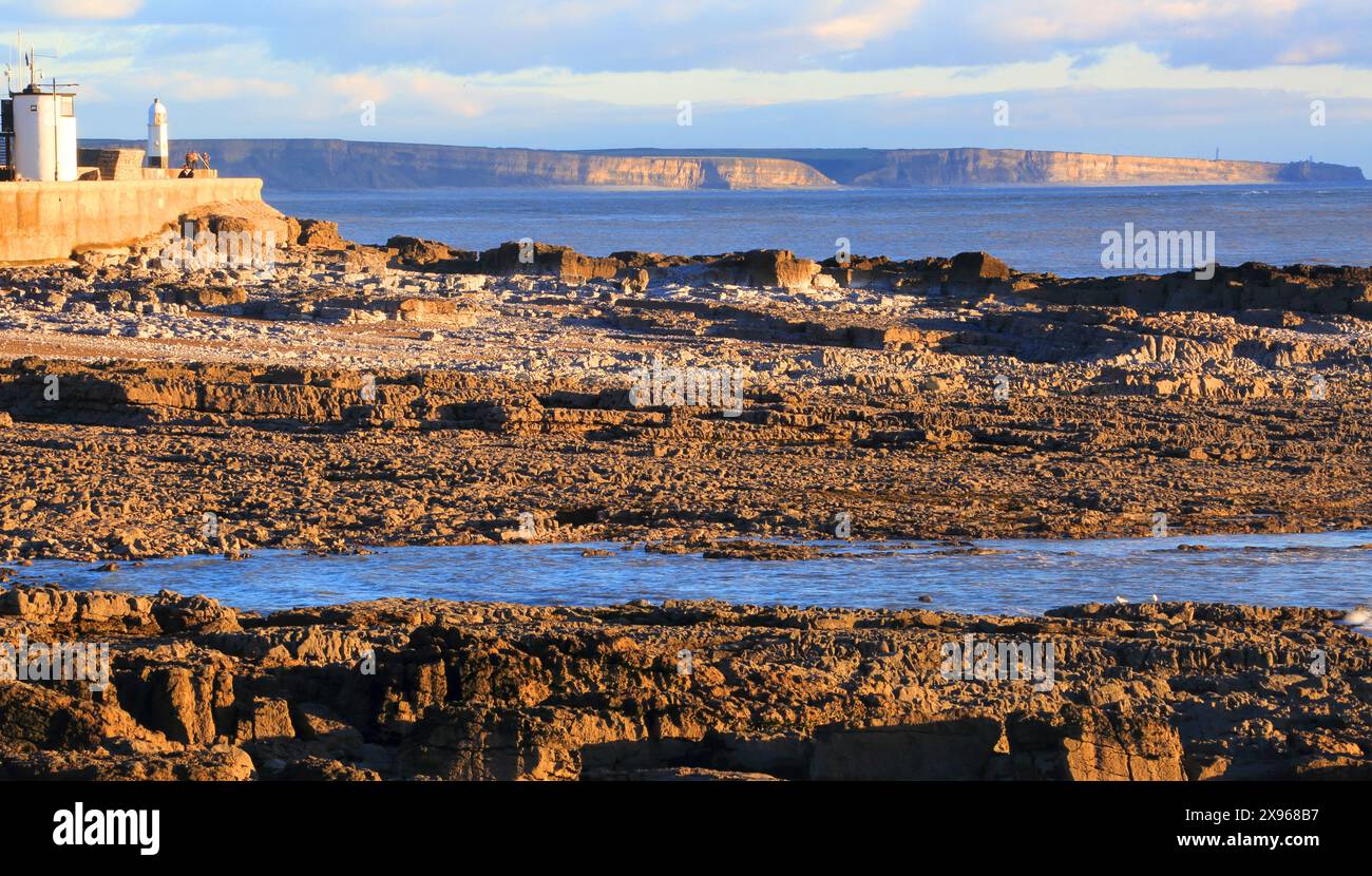 Porthcawl, nel tardo pomeriggio d'inverno si guarda verso Nash Point, Mid Glamorgan, Galles del Sud, Regno Unito, Europa Foto Stock