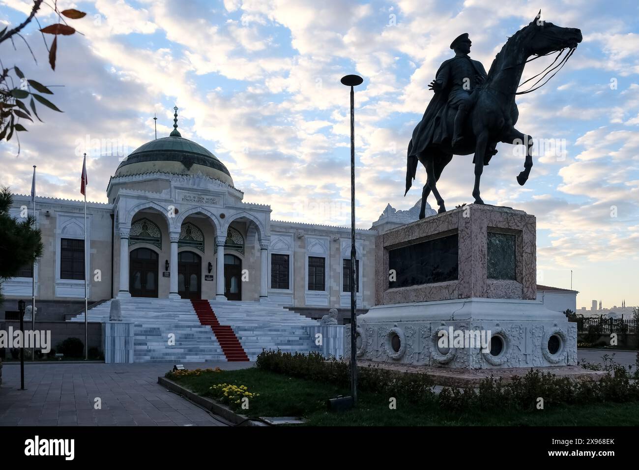 Statua di Ataturk, feldmaresciallo, statista rivoluzionario e padre fondatore della Repubblica, situata di fronte al Museo Etnografico di Ankara Foto Stock