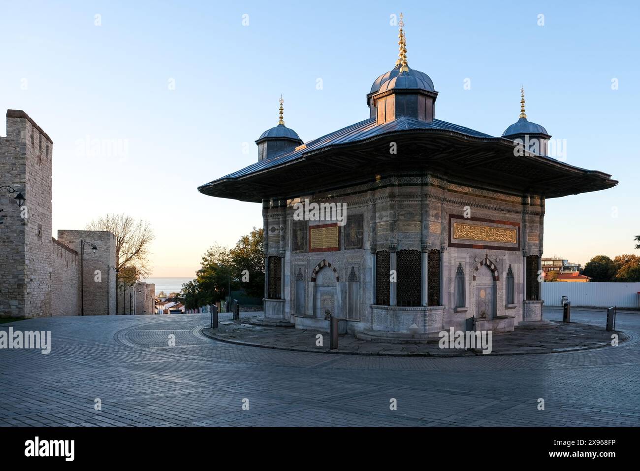 Vista della Fontana (Sebil) del sultano Ahmed III di fronte alla porta Imperiale del Palazzo Topkapı, UNESCO, Istanbul Foto Stock