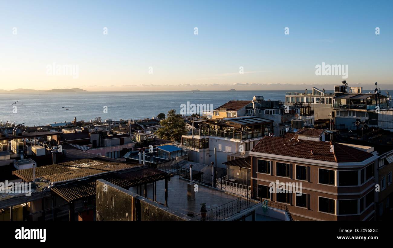 Paesaggio urbano di Istanbul da Fatih, vista che include il Bosforo, la via d'acqua più trafficata del mondo per la navigazione internazionale, la Provincia di Istanbul, Turchia Foto Stock