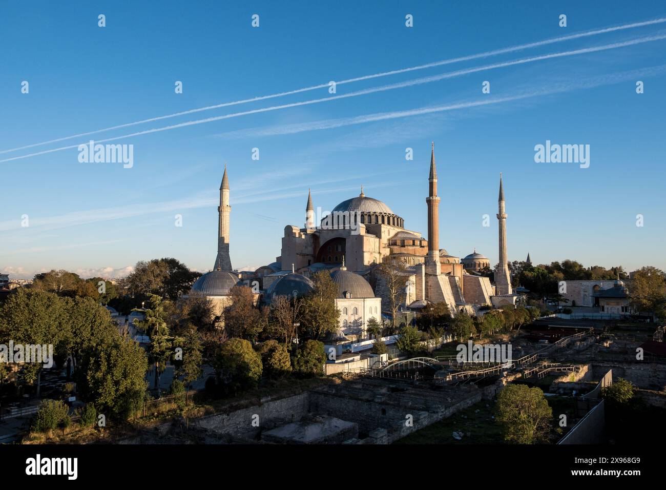 Vista di Hagia Sophia (la grande moschea di Hagia Sophia), completata nel 537 d.C., con le rovine del grande Palazzo di Costantinopoli in primo piano, Istanbul Foto Stock