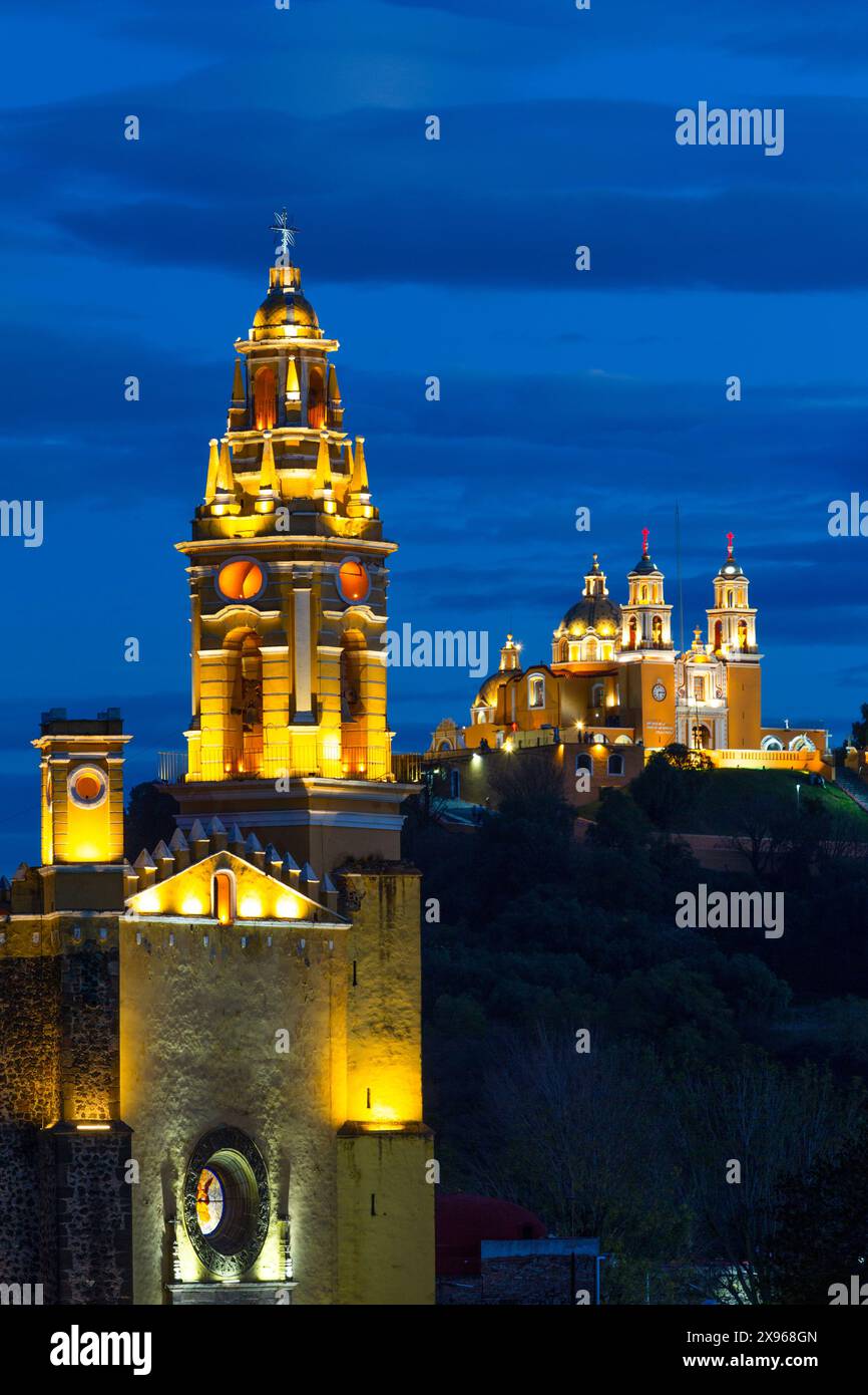 Sera, Convento di San Gabriel Arcangel in primo piano, Chiesa di Nuestra Senora de los Remedios sullo sfondo, Cholula, Stato di Puebla, Messico Foto Stock