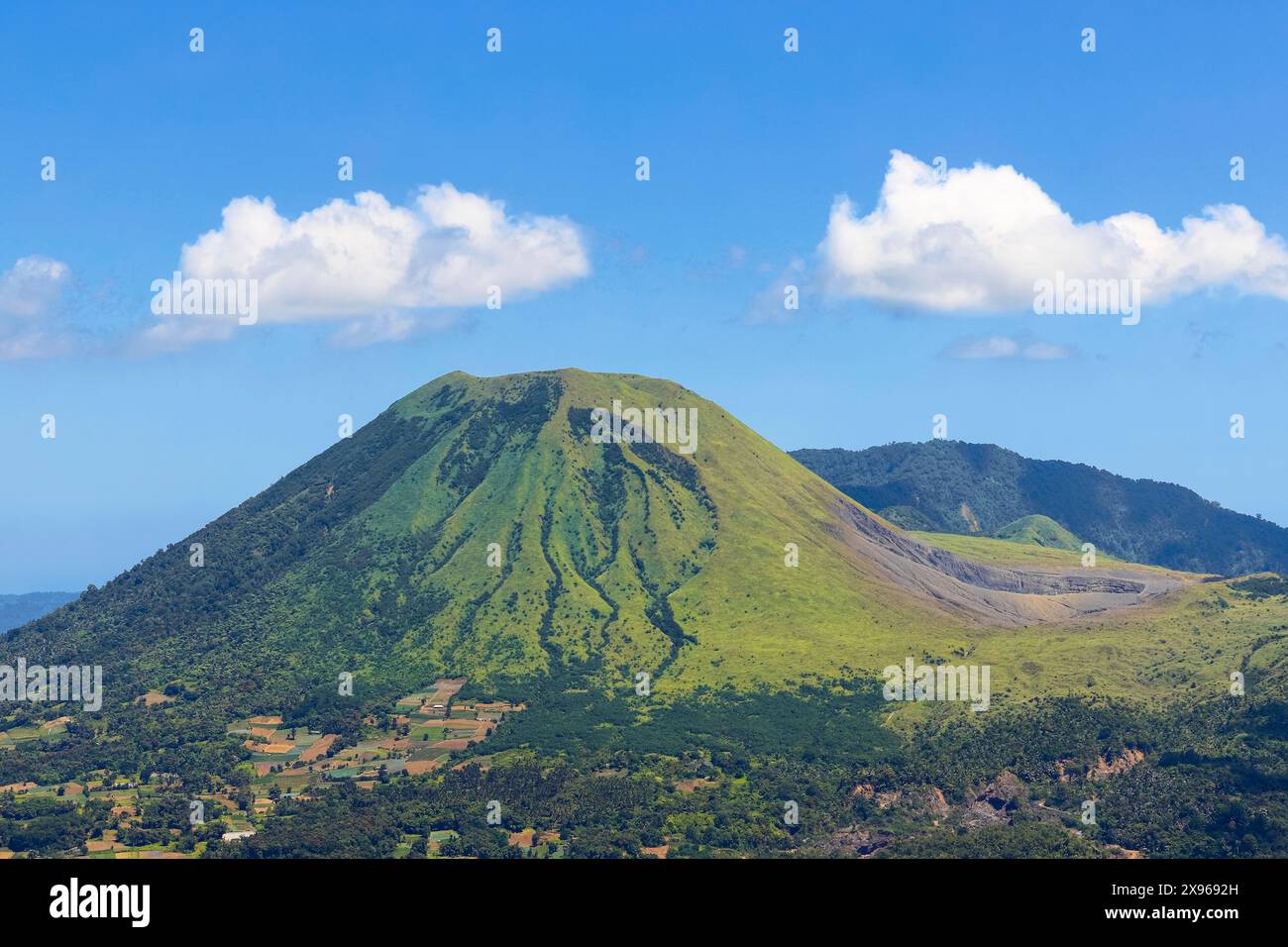 Vulcano del monte Lokon con cratere attivo Tompaluan sulla sella tra il vicino Monte Empung, vicino alla città di Tomohon, Gunung Lokon, Tomohon Foto Stock