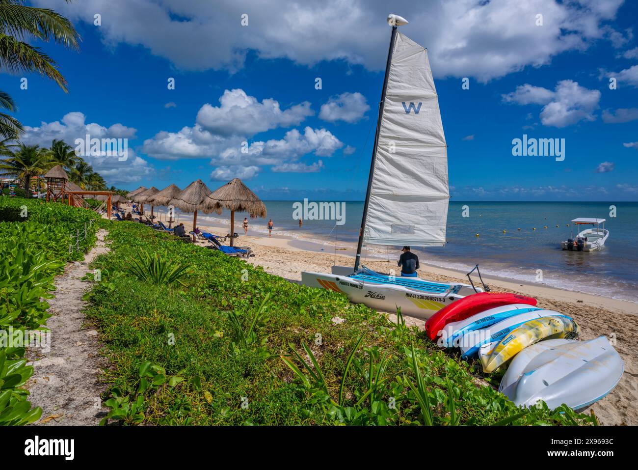 Vista di barche e mare vicino a Puerto Morelos, Quintana Roo, costa caraibica, penisola dello Yucatan, Riviera Maya, Messico, Nord America Foto Stock