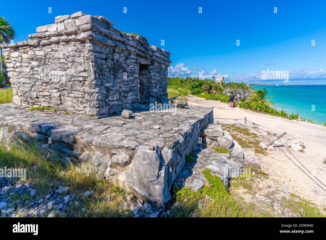 Vista delle rovine del Tempio Maya che si affacciano sul mare, Tulum, Quintana Roo, costa caraibica, penisola dello Yucatan, Riviera Maya, Messico, Nord America Foto Stock