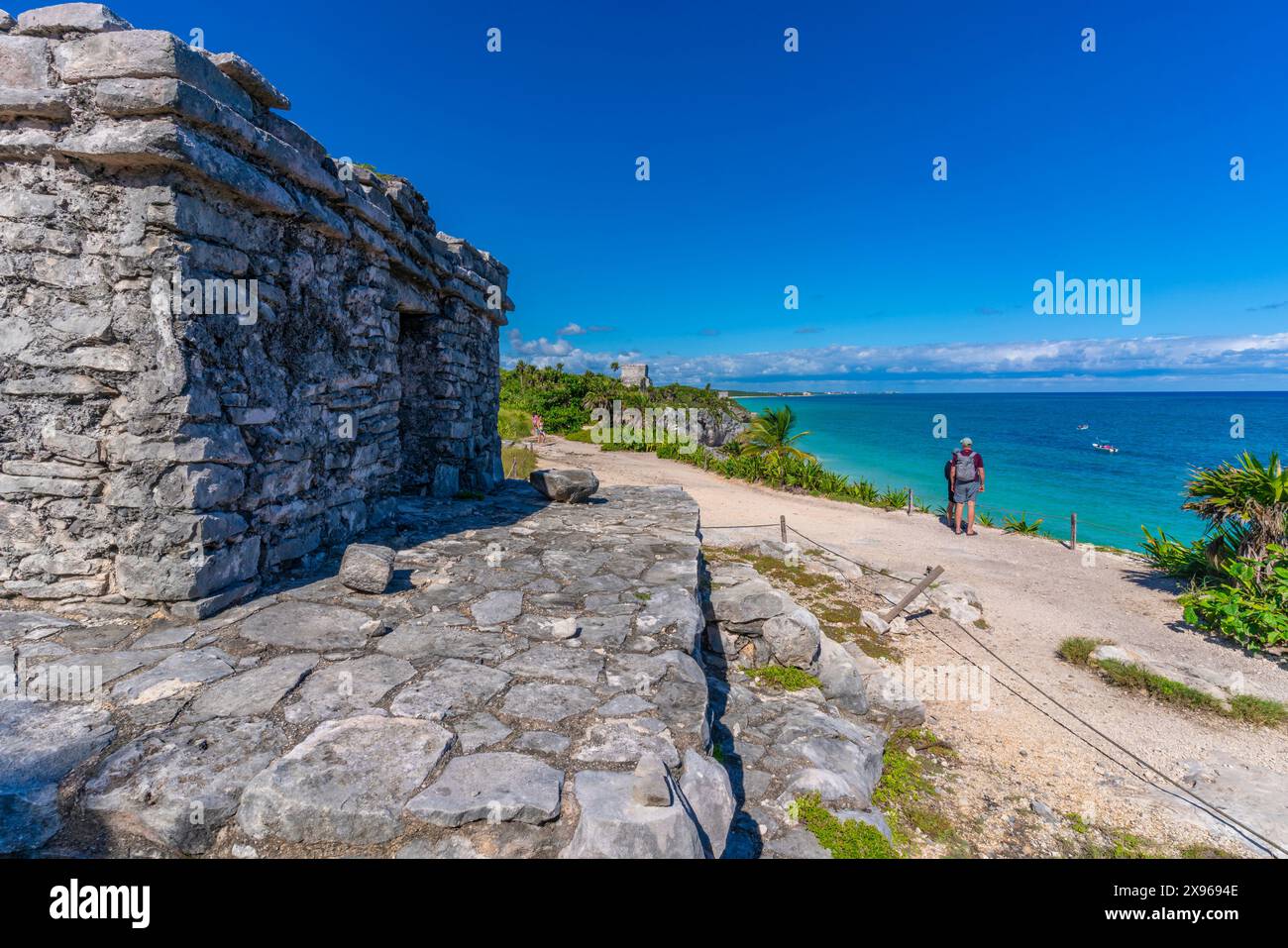 Vista delle rovine del Tempio Maya che si affacciano sul mare, Tulum, Quintana Roo, costa caraibica, penisola dello Yucatan, Riviera Maya, Messico, Nord America Foto Stock