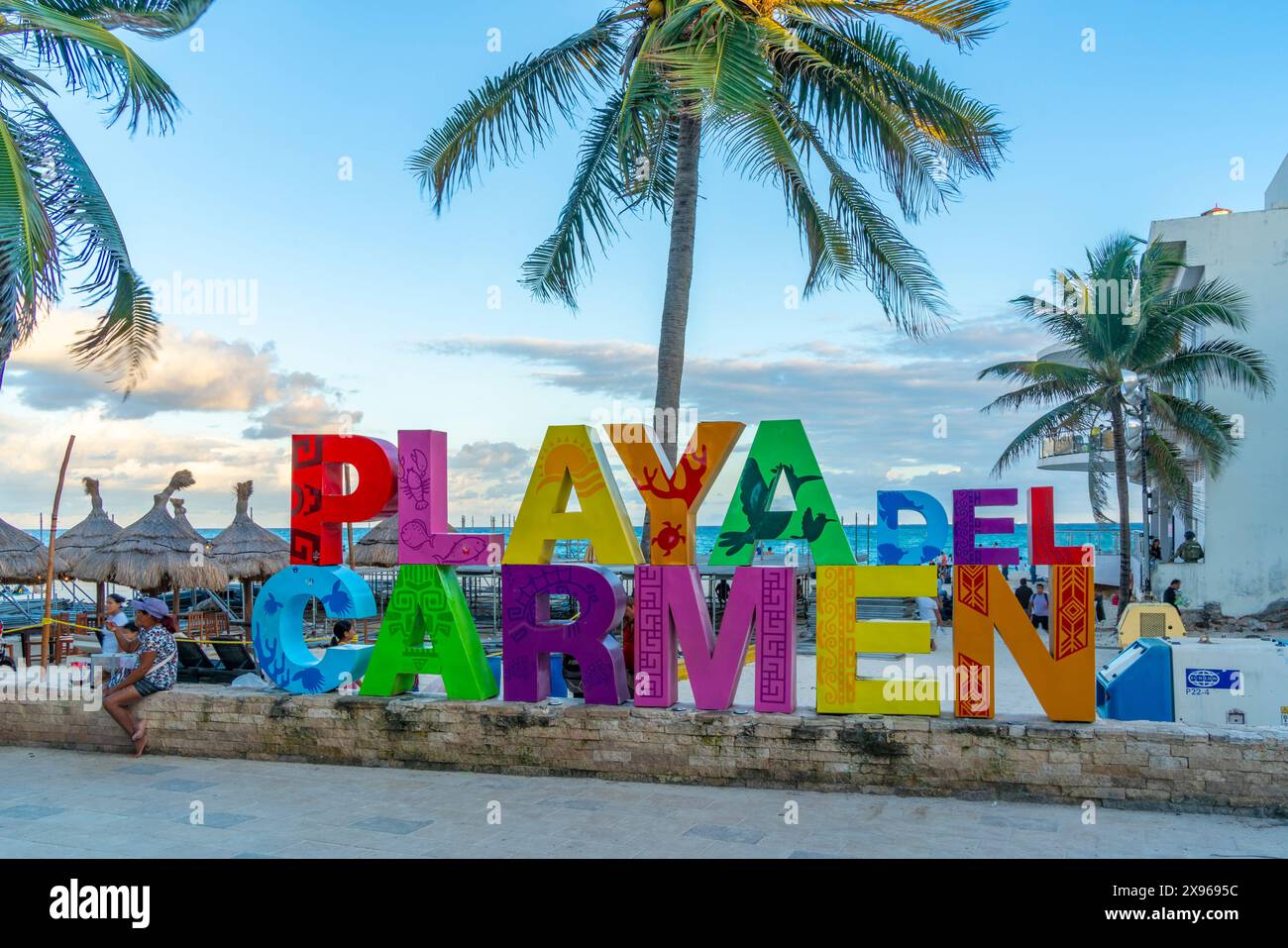 Vista del cartello con le lettere di Playa del Carmen sulla 5th Avenue, Playa del Carmen, Quintana Roo, costa caraibica, penisola dello Yucatan, Riviera Maya, Messico Foto Stock