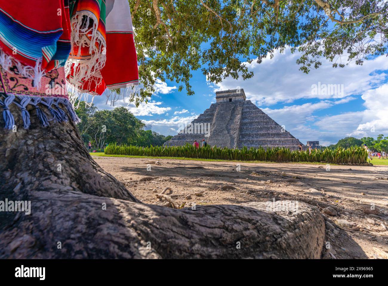 Vista di El Castillo (la piramide di Kukulkan), rovine Maya, Chichen Itza, sito Patrimonio dell'Umanità dell'UNESCO, Stato dello Yucatan, Penisola dello Yucatan, Messico Foto Stock