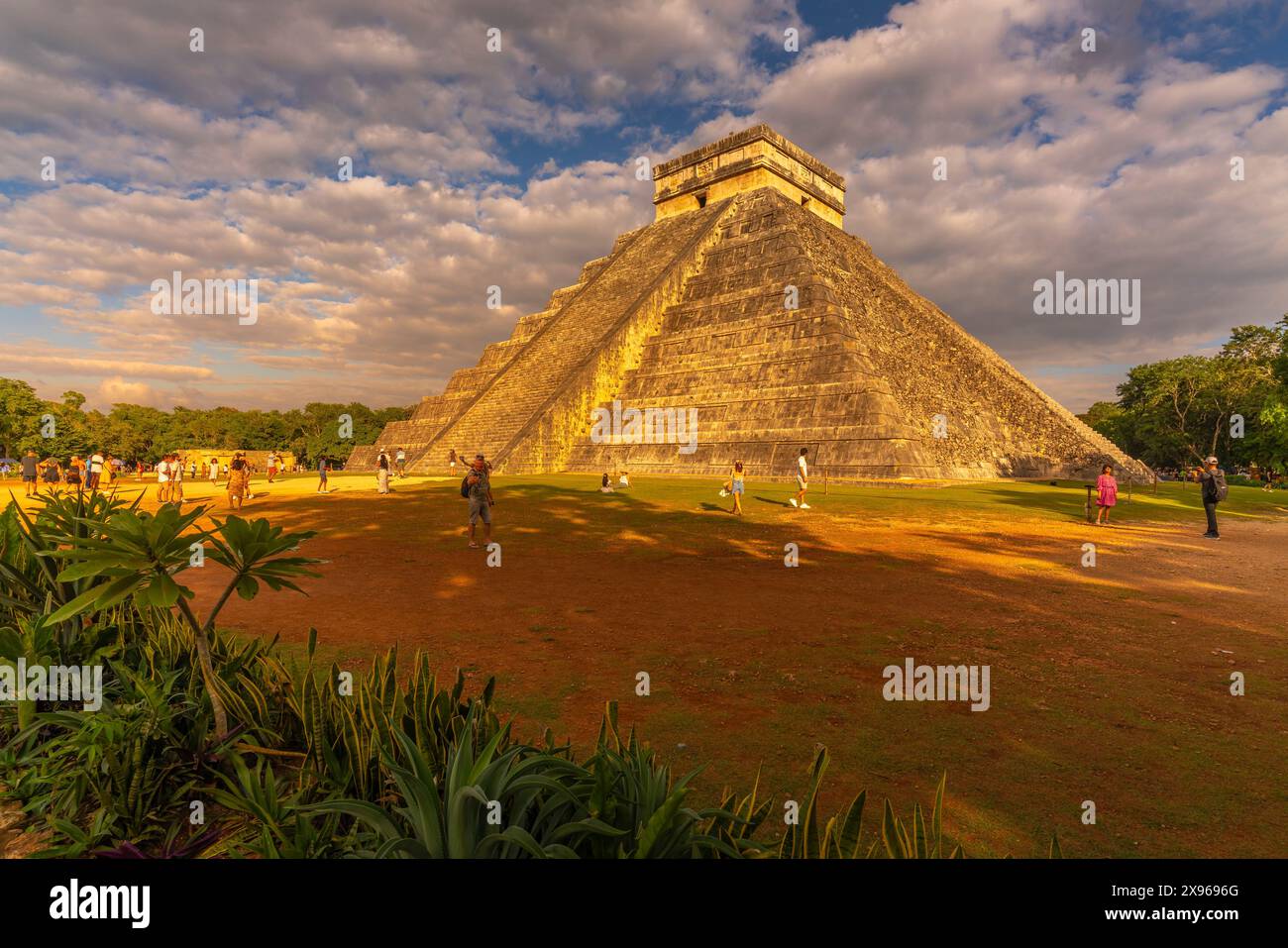 Vista di El Castillo (la piramide di Kukulkan), rovine Maya, Chichen Itza, sito Patrimonio dell'Umanità dell'UNESCO, Stato dello Yucatan, Penisola dello Yucatan, Messico Foto Stock