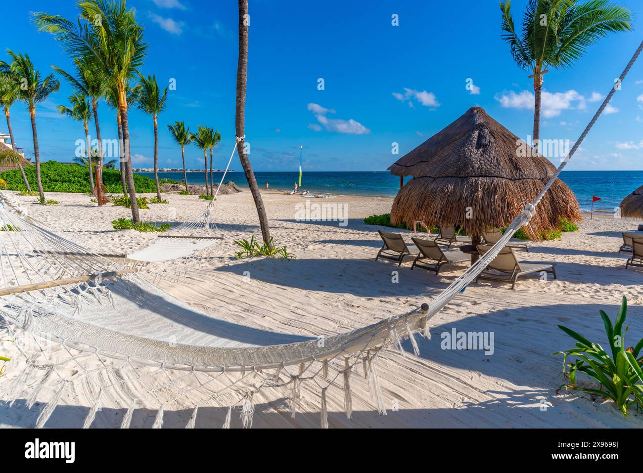 Vista dell'amaca sulla spiaggia di Puerto Morelos, costa caraibica, penisola dello Yucatan, Riviera Maya, Messico, nord America Foto Stock