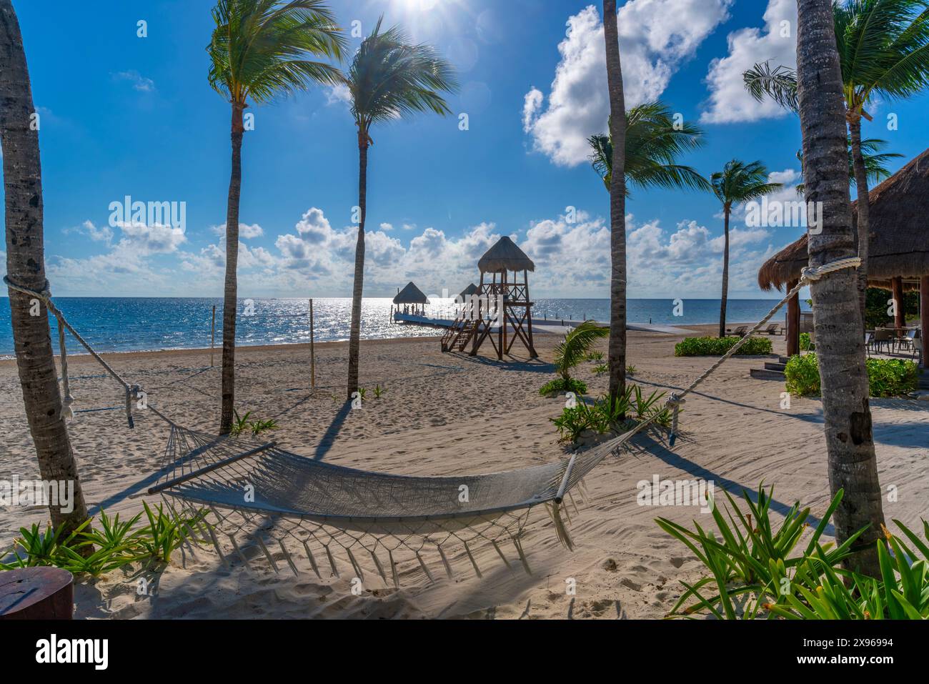 Vista dell'amaca sulla spiaggia di Puerto Morelos, costa caraibica, penisola dello Yucatan, Riviera Maya, Messico, nord America Foto Stock