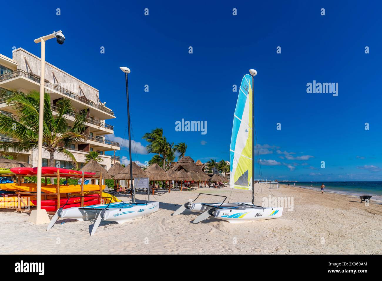 Vista di sport acquatici sulla spiaggia di Puerto Morelos, costa caraibica, penisola dello Yucatan, Riviera Maya, Messico, nord America Foto Stock