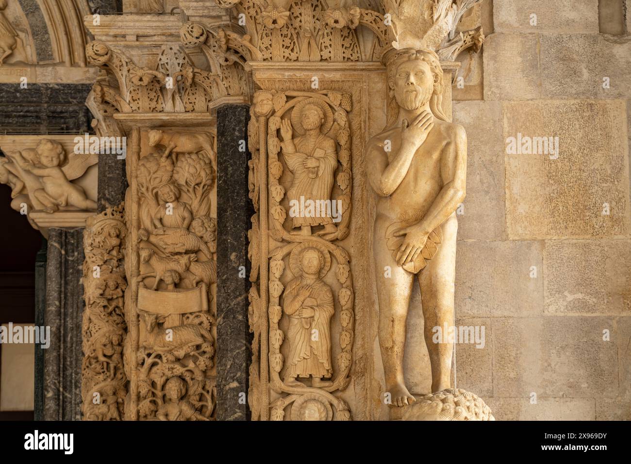 Adam an Radovans Portal der Kathedrale des heiligen Laurentius a Trogir, Kroatien, Europa | Adam at the Portal of Radovan, Church of St. Lawrence, T Foto Stock