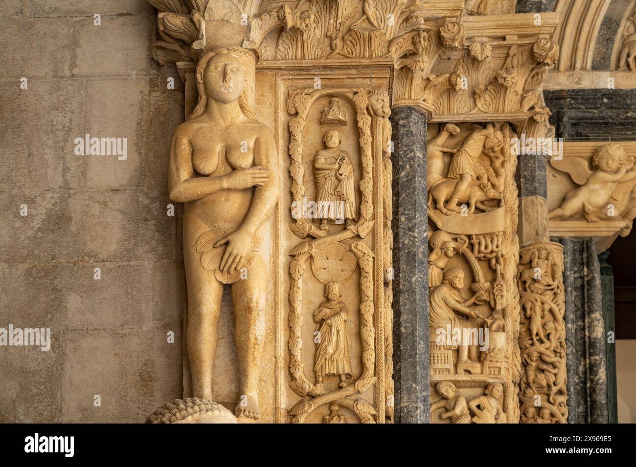 Eva an Radovans Portal der Kathedrale des heiligen Laurentius a Traù, Kroatien, Europa | Eva al portale di Radovan, Chiesa di San Lorenzo, Tro Foto Stock