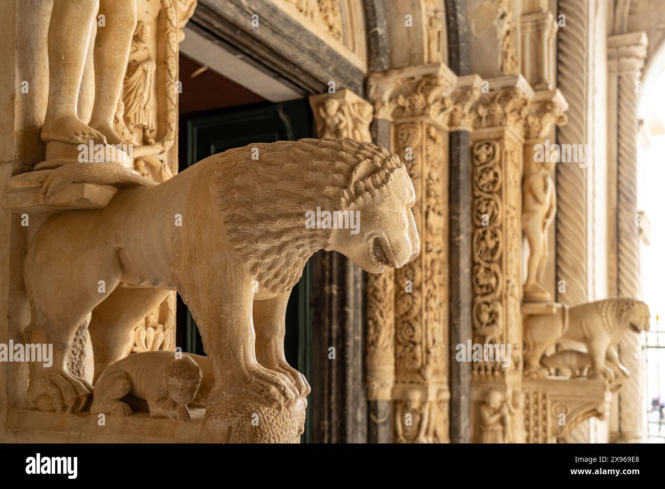 Löwe an Radovans Portal der Kathedrale des heiligen Laurentius a Trogir, Kroatien, Europa | Leone al Portale di Radovan, Chiesa di San Lorenzo, T Foto Stock