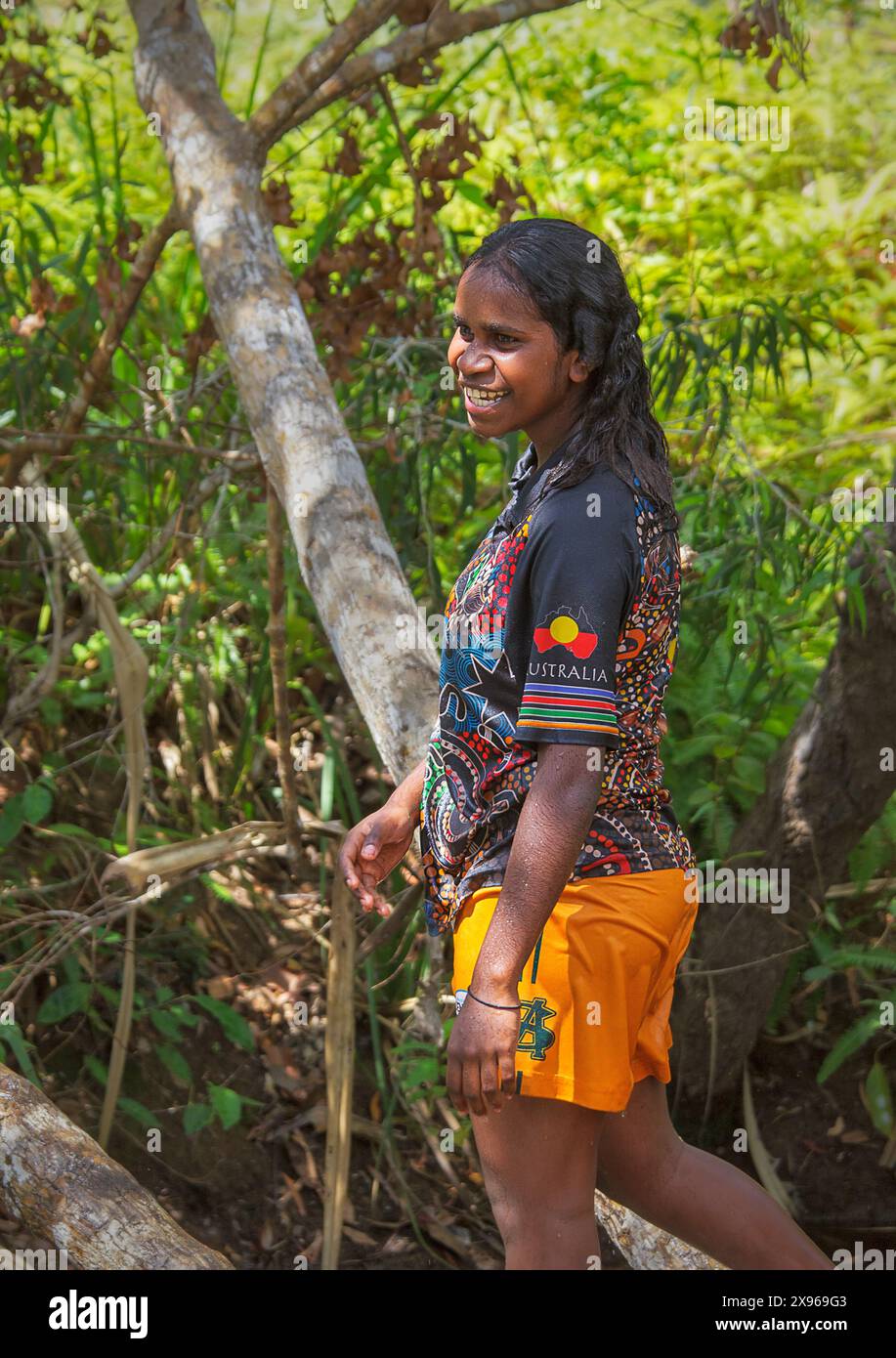 Yolngu Aborigena donna in Bush, East Arnhem Land, Northern Territory, Australia, Pacifico Foto Stock