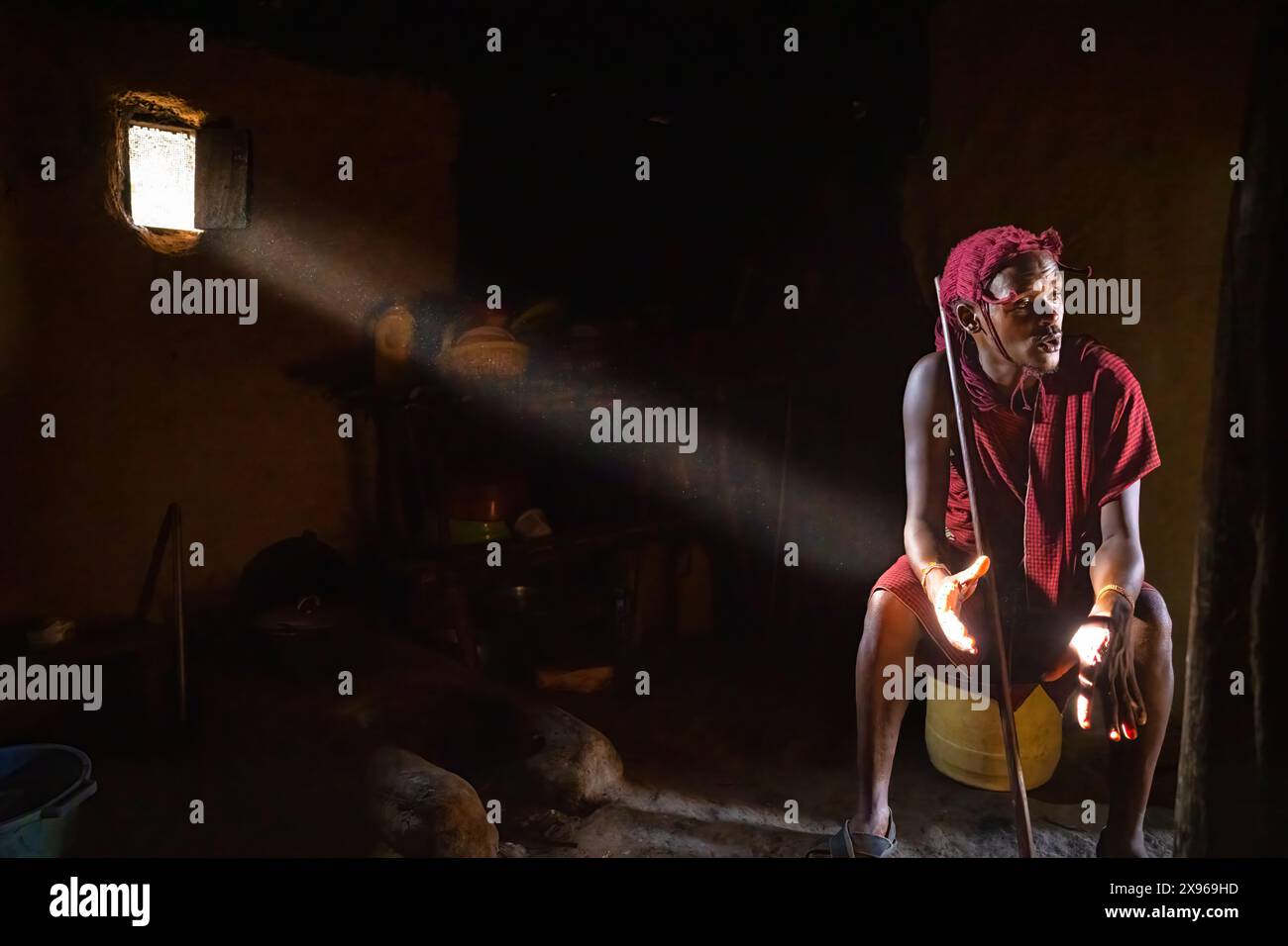 Un uomo tribale dei Maasi Mara dall'interno della sua capanna di fango, Kenya, Africa orientale, Africa Foto Stock