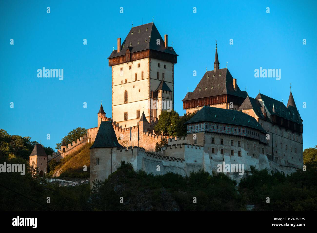 Castello gotico di Karlstejn del XIV secolo al tramonto, Karlstejn, Boemia centrale, Cechia, Europa Foto Stock