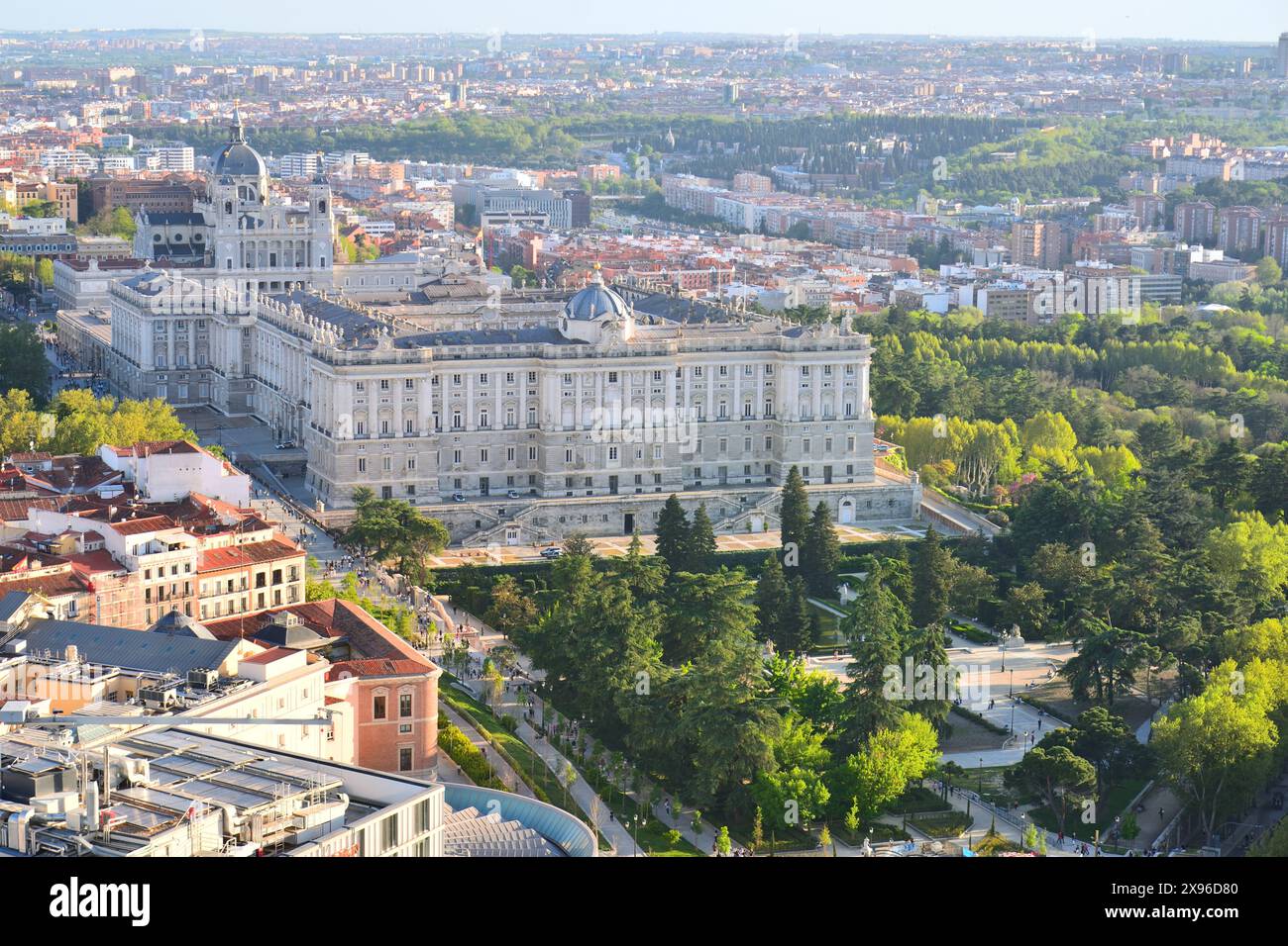 Madrid, Spagna - 14 aprile 2024. Vista aerea del Palazzo reale e dei suoi giardini. Foto Stock