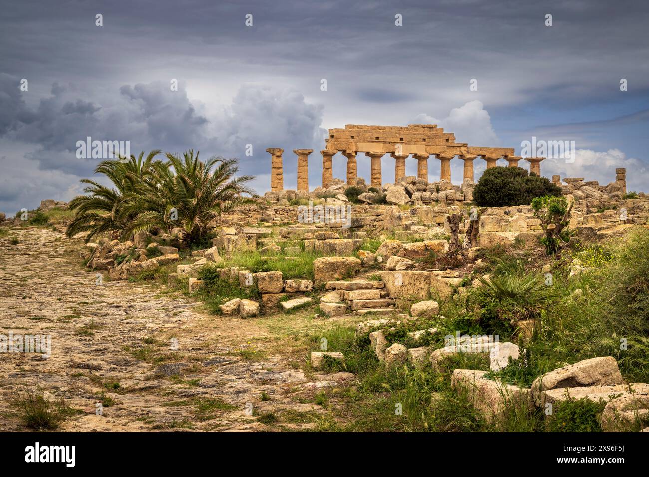 Le rovine dell'antico tempio greco A e le colonne doriche del tempio C a Selinunte, in Sicilia Foto Stock