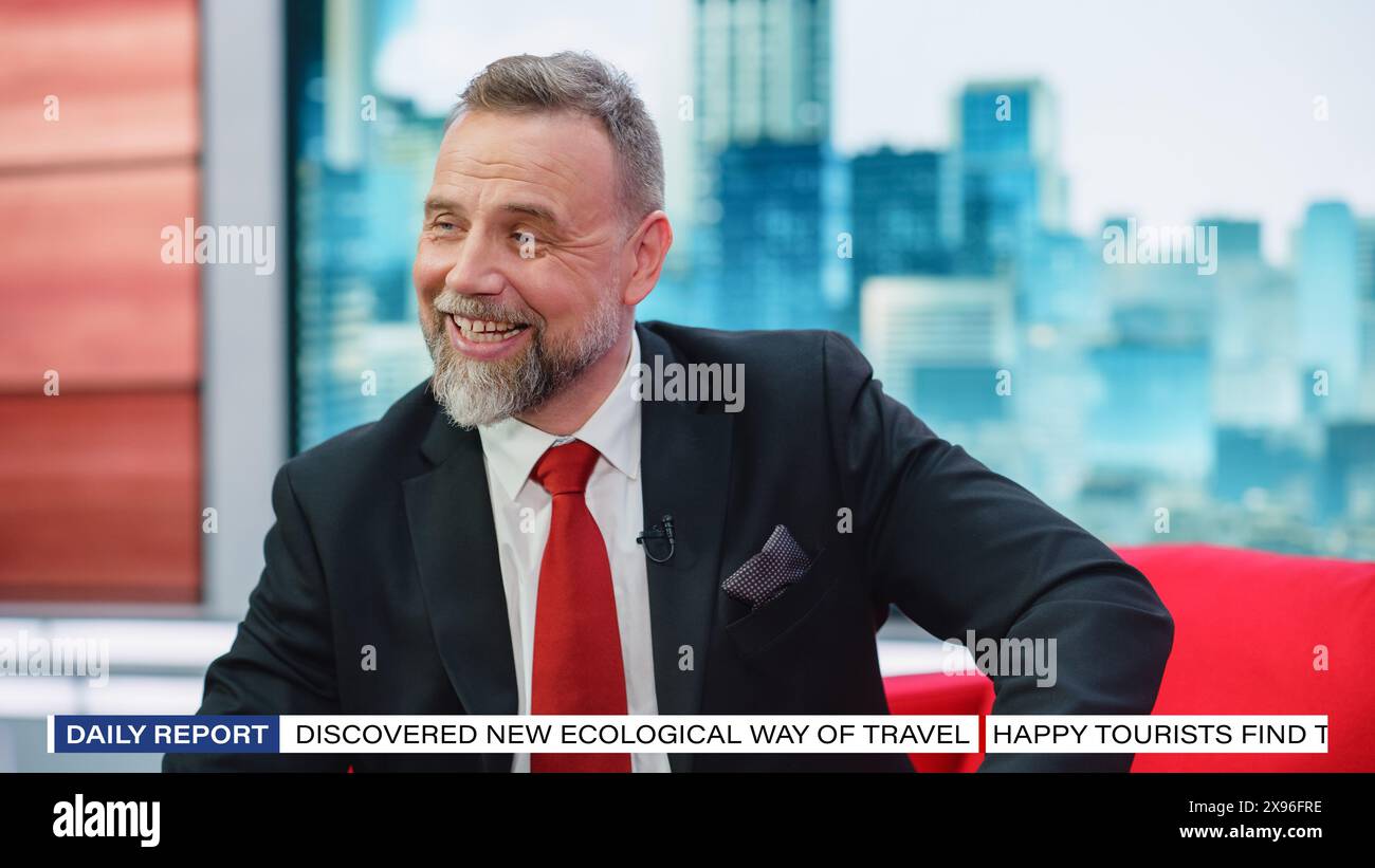 Talk Show TV Program, News Discussion: Cheerful White male Presenter Talks, ascolta gli ospiti. L'host o l'ospite del canale via cavo hanno una conversazione. Studio televisivo mockup e concetto di intrattenimento Foto Stock