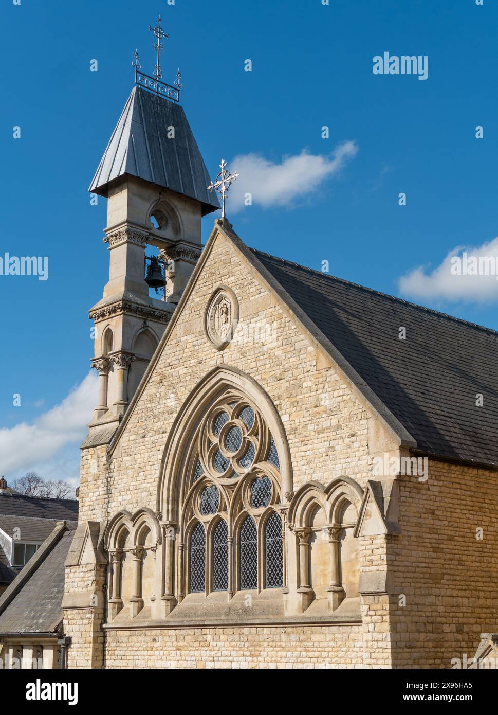 Insolito campanile asimmetrico Cote / torre con facciata ornata della chiesa cattolica romana di St Augustine, Broad Street, Stamford, Lincolnshire, Inghilterra, REGNO UNITO Foto Stock