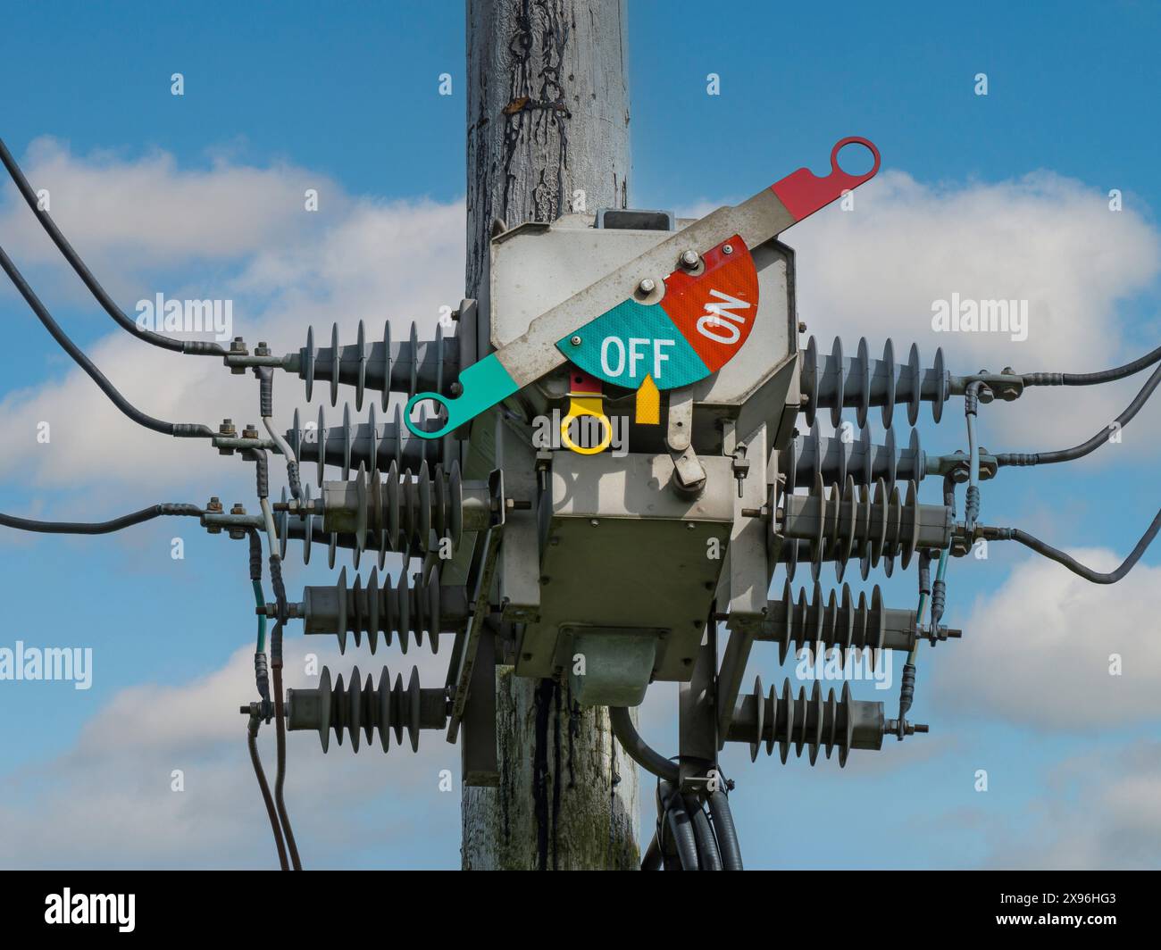 Distribuzione dell'elettricità interruttore di circuito ad alta tensione a 3 fasi in posizione OFF utilizzato per scollegare l'alimentazione sui cavi sospesi. REGNO UNITO Foto Stock