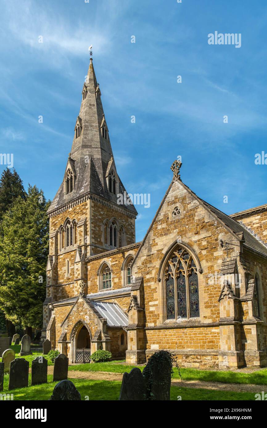 La bella chiesa parrocchiale di St James nel villaggio di Little Dalby con il cielo blu sopra, Leicestershire, Inghilterra, Regno Unito. Foto Stock