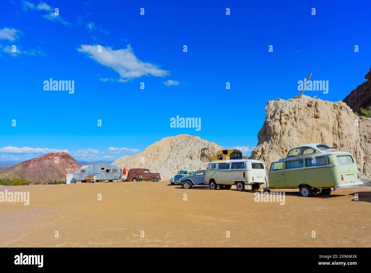 Nelson, Nevada - 15 aprile 2024: Selezione di veicoli abbandonati nella città fantasma di Nelson Foto Stock