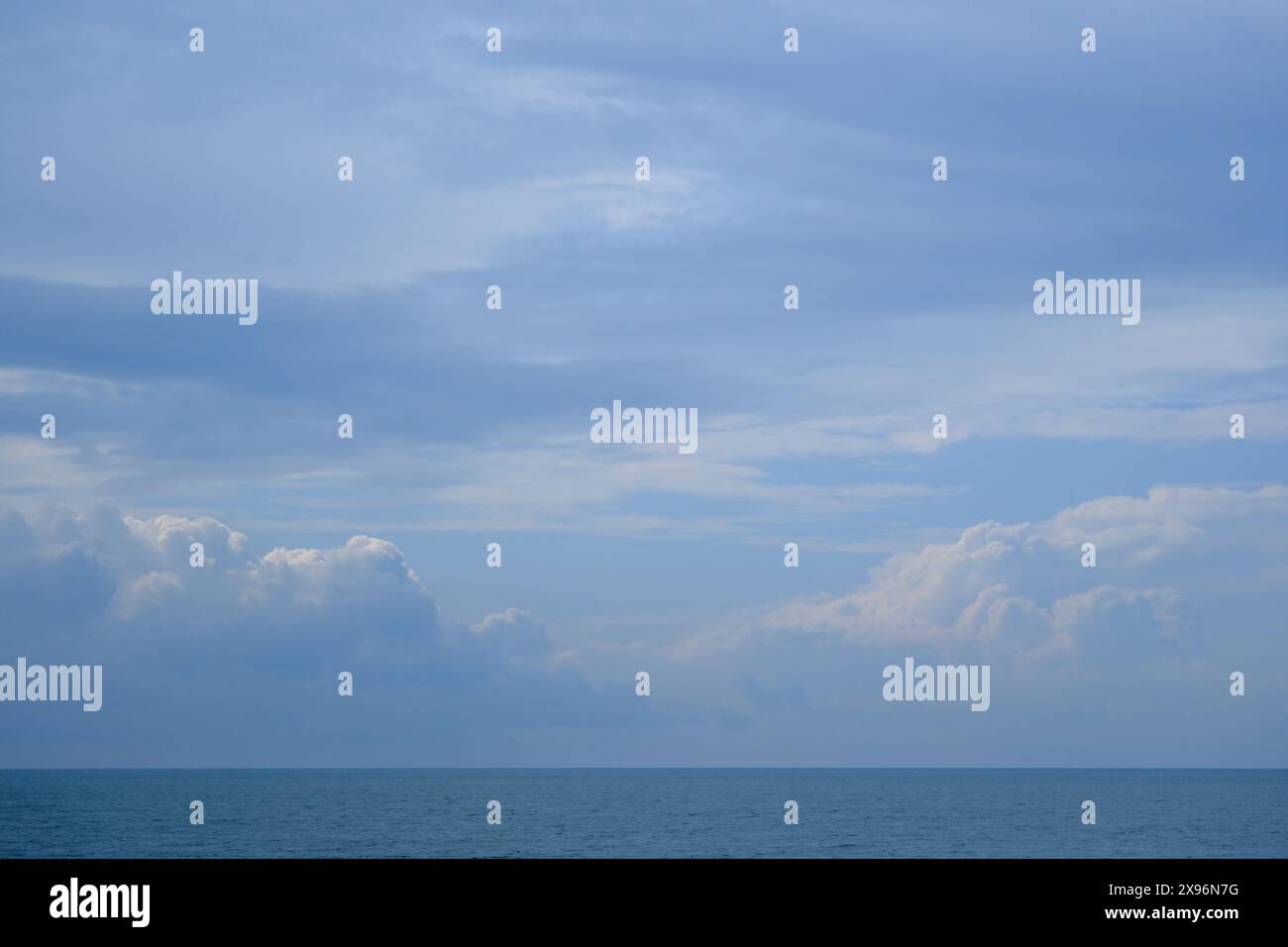 Mare e cielo. Nuvole sul mare Foto Stock